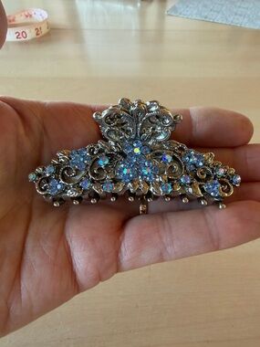 Vintage Style Ornate Silver-Tone Blue Rhinestone Floral Hair Claw Clip